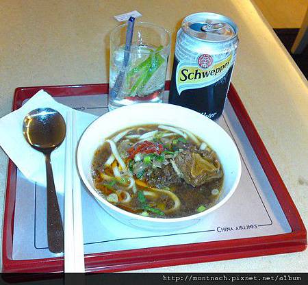 離台前趕緊在華航貴賓室吃碗牛肉麵.JPG 離台前趕緊在華航貴賓室吃碗牛肉麵.JPG
