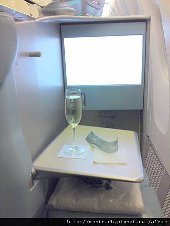 pre-take off drink一定先來杯香檳 (AUH-BKK).JPG pre-take off drink一定先來杯香檳 (AUH-BKK).JPG
