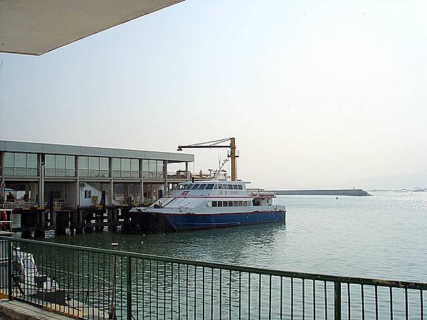 要離開深圳了 蛇口碼頭外的船 等一下就是搭那艄到香港機場