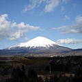 太陽都出來了～華園的餐廳正對著富士山～邊吃早餐邊欣賞～