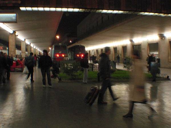 Firenze的列車是直接開進來的 車站的就是鐵路的盡頭