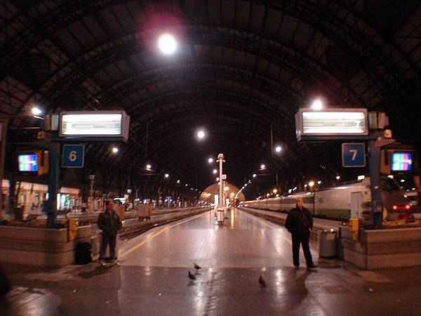 米蘭車站也是由同一個方向 火車開進來 再出去