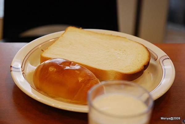 烤麵包還不錯！日本的鮮奶真的很好喝～