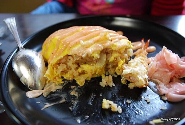 明太子海鮮蛋包飯裡面有蛤蠣、花枝、魚肉、蝦子～外層的明太子醬很特別～艾倫說這個比他的還好吃！