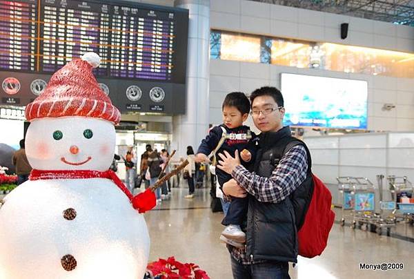 桃園機場很應景的放了雪人與Merry Xmas的佈景