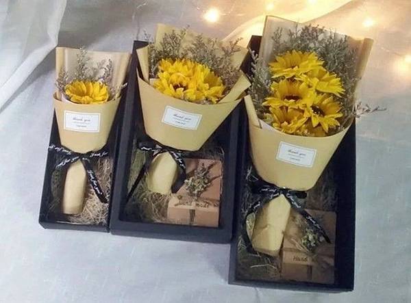 愛禮物 推薦 評價 畢業禮物推薦 娃娃花束 乾燥花束 大學高中研究所 2019禮物清單 創意禮_13.jpg 愛禮物 推薦 評價 畢業禮物推薦 娃娃花束 乾燥花束 大學高中研究所 2019禮物清單 創意禮_13.jpg