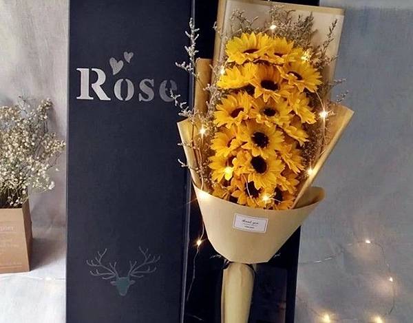 愛禮物 推薦 評價 畢業禮物推薦 娃娃花束 乾燥花束 大學高中研究所 2019禮物清單 創意禮_17.jpg 愛禮物 推薦 評價 畢業禮物推薦 娃娃花束 乾燥花束 大學高中研究所 2019禮物清單 創意禮_17.jpg