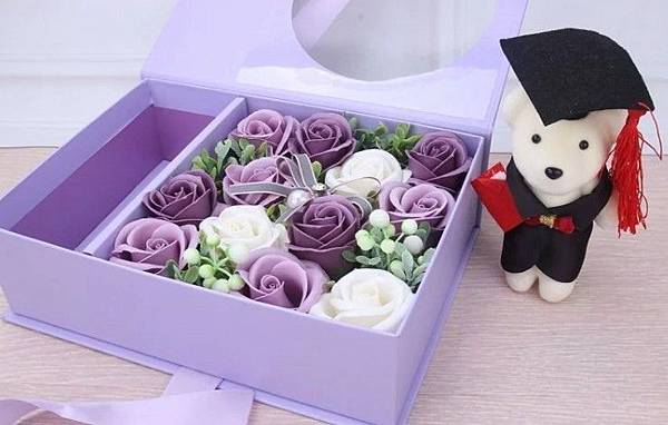 愛禮物 推薦 評價 畢業禮物推薦 娃娃花束 乾燥花束 大學高中研究所 2019禮物清單 創意禮_22.jpg 愛禮物 推薦 評價 畢業禮物推薦 娃娃花束 乾燥花束 大學高中研究所 2019禮物清單 創意禮_22.jpg