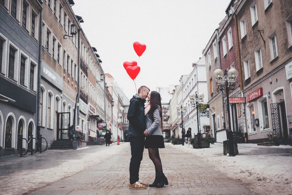 couple-walking-on-city-street-307791.jpg