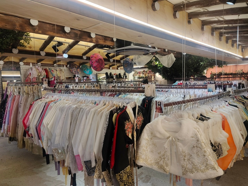 LINE_ALBUM_安國站23出口 韓服出租25000女_240213_8.jpg LINE_ALBUM_安國站23出口 韓服出租25000女_240213_8.jpg