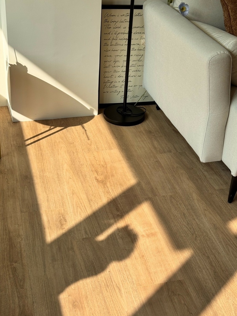 dHConcept_欧巴地板北欧浅橡实景 免胶木地板 DIY木地板 塑料木地板 装潢木地板 不伤磁砖租屋木地板250303_25 (17).jpg
