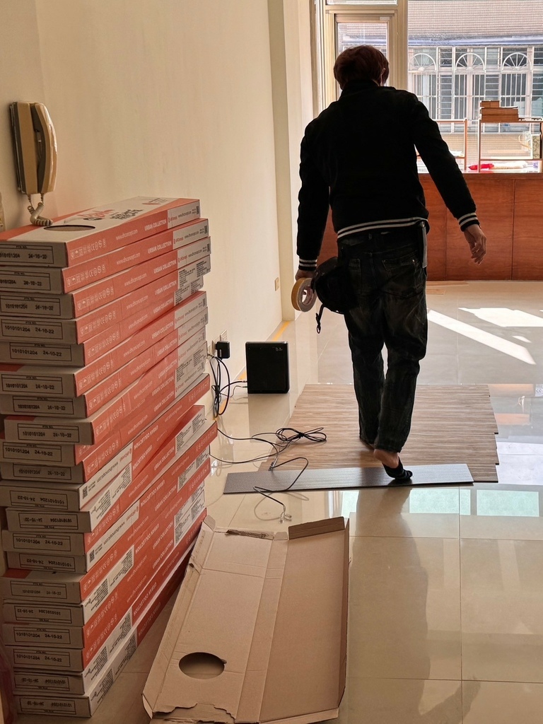 dHConcept_欧巴地板北欧浅橡实景 免胶木地板 DIY木地板 塑料木地板 装潢木地板 不伤磁砖租屋木地板250303_25 (27).jpg