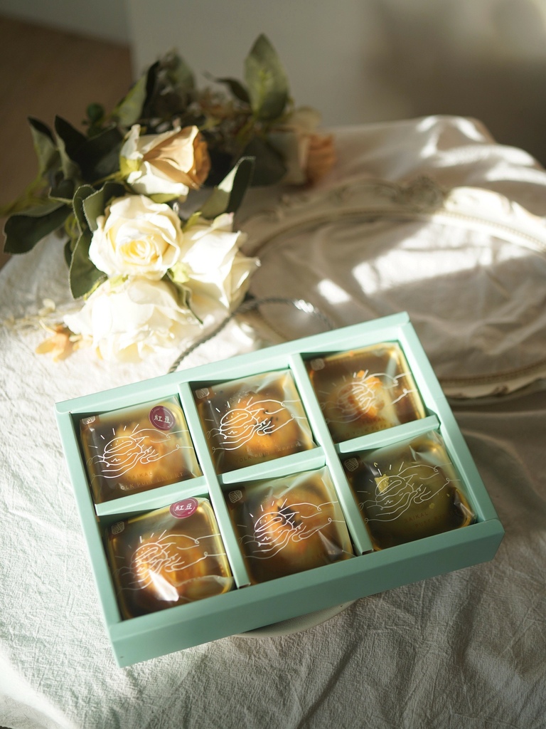 貝加貳烘焙蛋黃酥鳳梨酥台南伴手禮推薦! (22).jpg