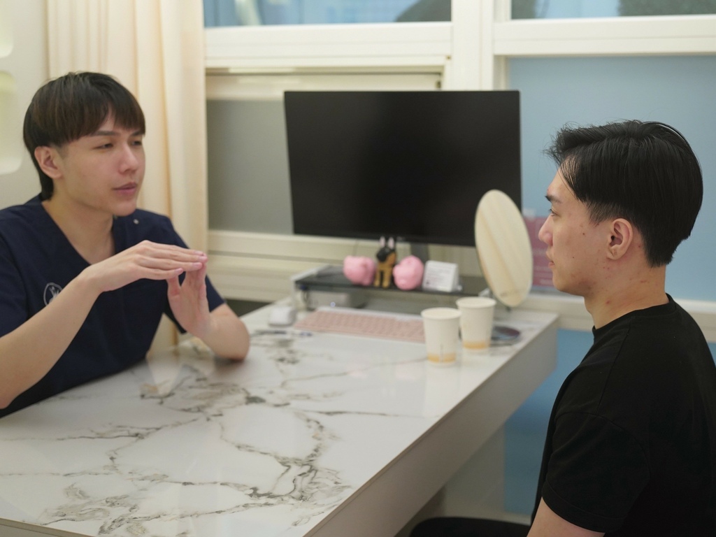 新願美學診所 大安區醫美推薦 郭毅昕醫生 探索皮秒 男生皮秒推薦 毛孔雷射 男生雷射_251203_28 (20).jpg 新願美學診所 大安區醫美推薦 郭毅昕醫生 探索皮秒 男生皮秒推薦 毛孔雷射 男生雷射_251203_28 (20).jpg