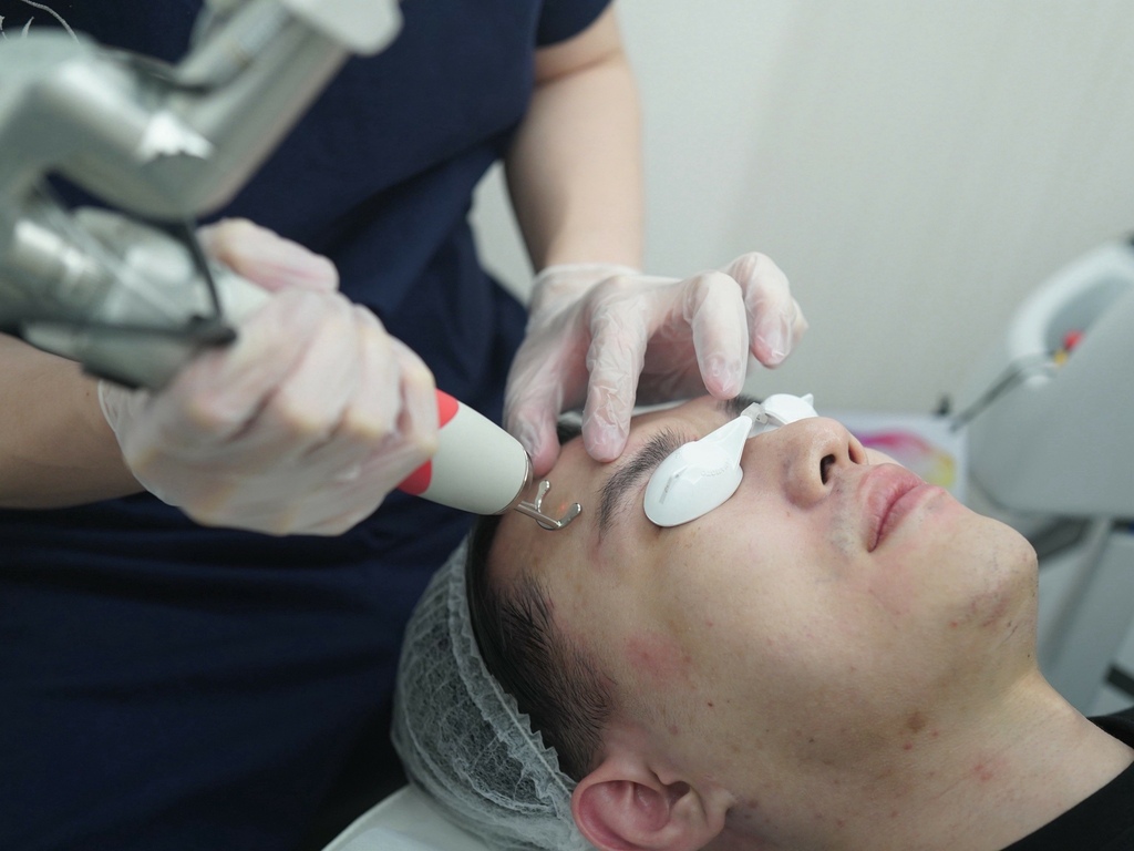 新願美學診所 大安區醫美推薦 郭毅昕醫生 探索皮秒 男生皮秒推薦 毛孔雷射 男生雷射_251203_28 (23).jpg 新願美學診所 大安區醫美推薦 郭毅昕醫生 探索皮秒 男生皮秒推薦 毛孔雷射 男生雷射_251203_28 (23).jpg
