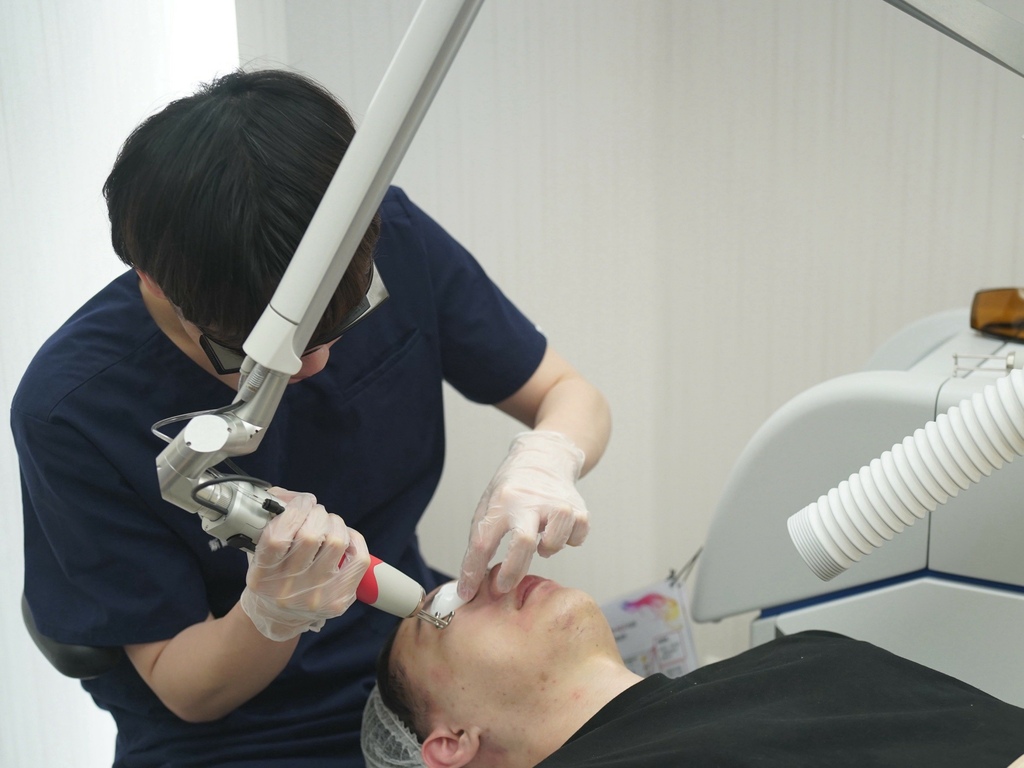 新願美學診所 大安區醫美推薦 郭毅昕醫生 探索皮秒 男生皮秒推薦 毛孔雷射 男生雷射_251203_28 (24).jpg 新願美學診所 大安區醫美推薦 郭毅昕醫生 探索皮秒 男生皮秒推薦 毛孔雷射 男生雷射_251203_28 (24).jpg