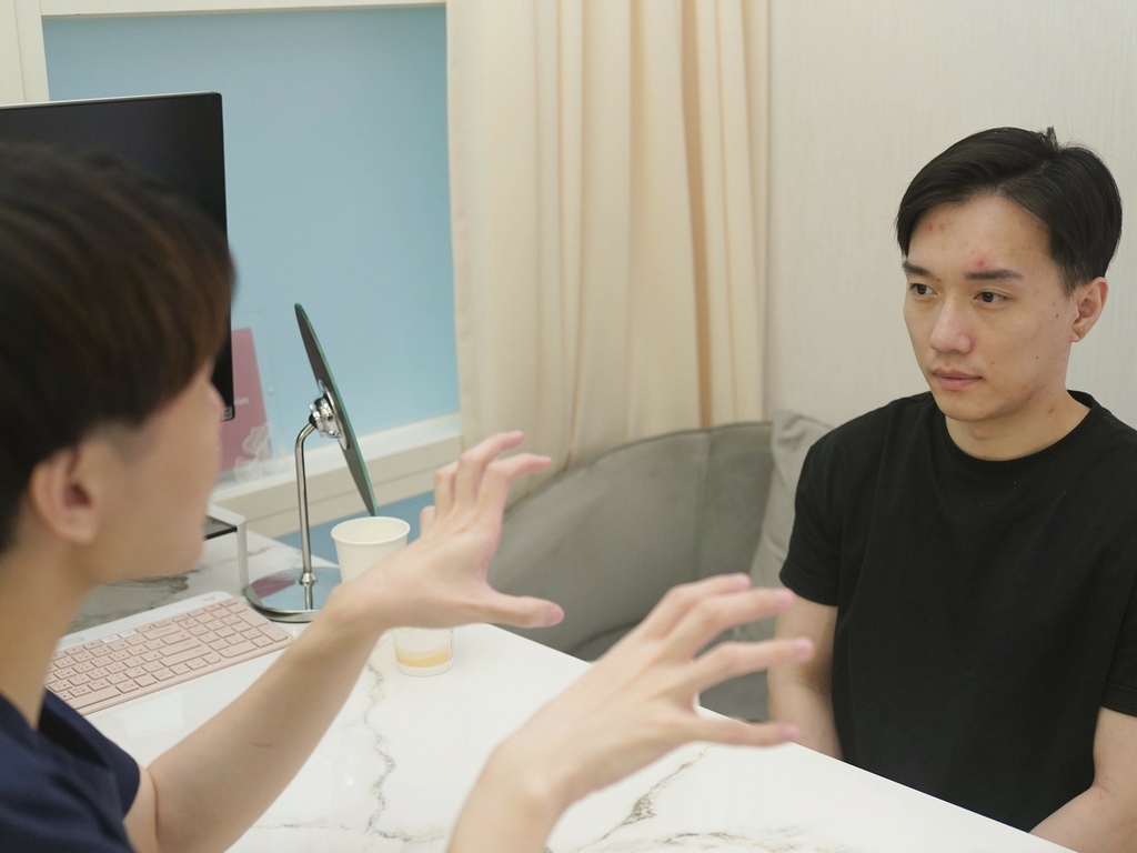 新願美學診所 大安區醫美推薦 郭毅昕醫生 探索皮秒 男生皮秒推薦 毛孔雷射 男生雷射_251203_28 (21).jpg 新願美學診所 大安區醫美推薦 郭毅昕醫生 探索皮秒 男生皮秒推薦 毛孔雷射 男生雷射_251203_28 (21).jpg