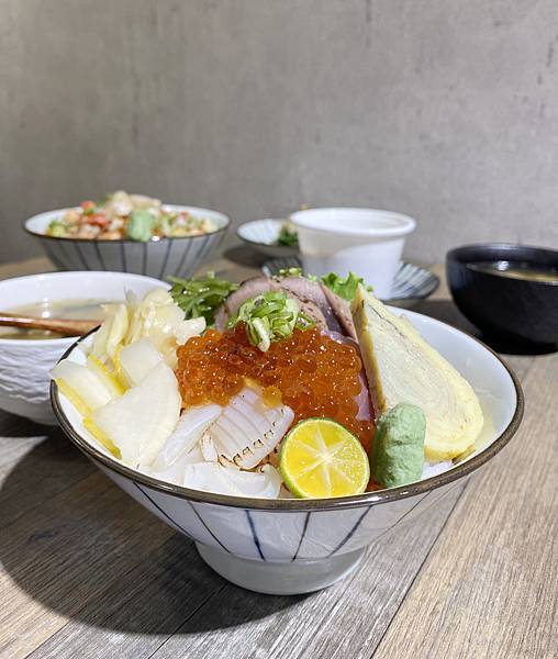 圩村生魚片丼飯專賣店_特選海顯丼