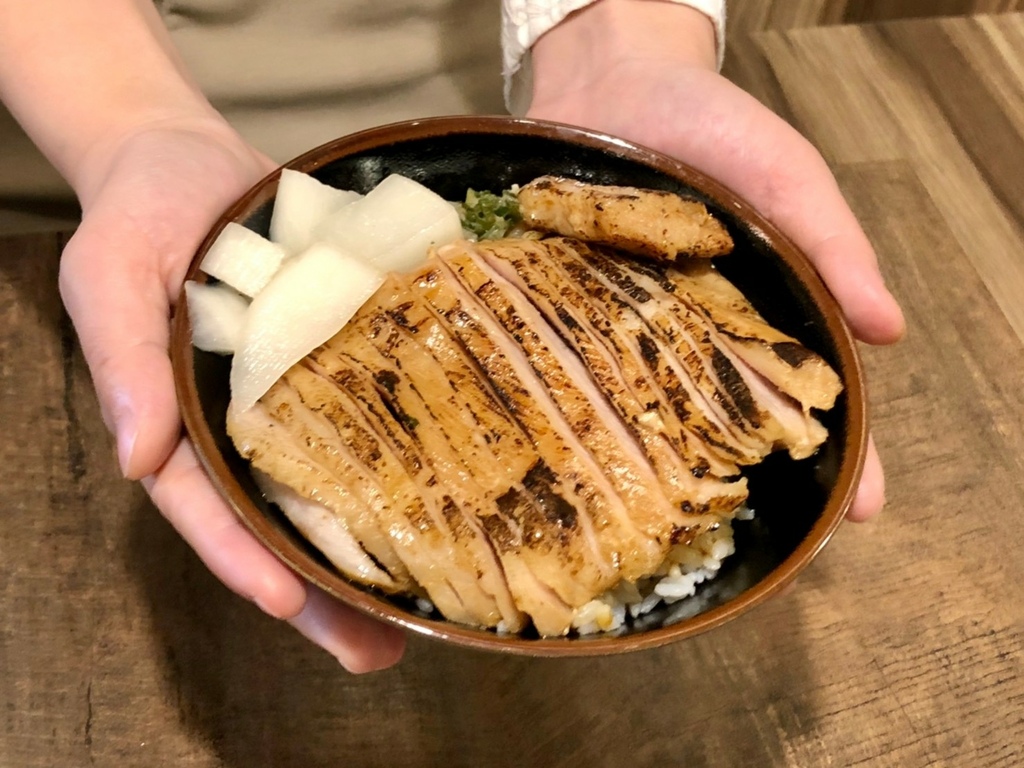 樹林 川牛石木亭平價肉肉山燒肉丼飯105元起 品項夠份量 免費雞白湯供應 元氣兔麻吉 痞客邦