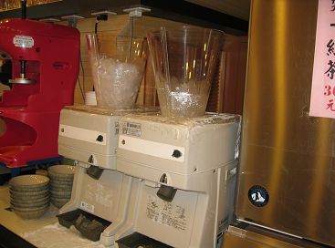 削冰機 、剉冰機、刨冰機 ~ 已經有製冰機.只要用自已的冰塊.超划算.又省去叫冰塊的錢.比較衛生.日本進口的比較耐操.