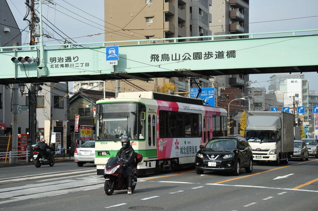 日本-東京-自由行-都電荒川線-路面電車-飛鳥山公園步道橋