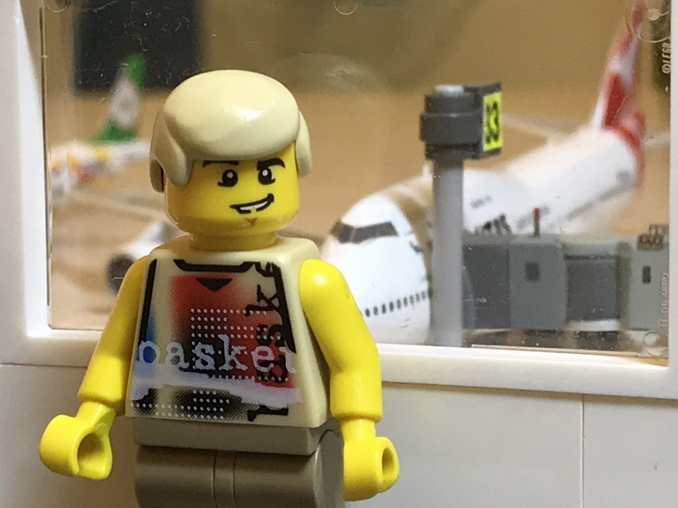 a LEGO man in Gate 33 longue and QANTAS 747 1/400 aircraft model 樂高雪梨機場33號登機門