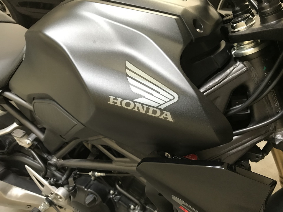 HONDA CB300R 2022-HONDA logo on right side cover