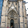 聖維塔大教堂大門整修中，由哥德式側門進出
