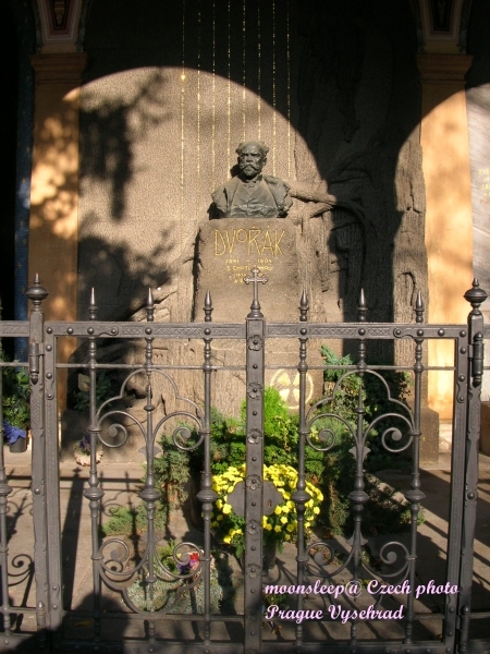 德弗札克的墓碑