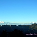 遠眺喜馬拉雅山脈，左邊山峰異常陡峭，右邊山峰白雪厚實