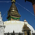 蘇瓦揚布拿塔(四眼天神寺廟)與博達的四眼寺廟傘蓋不同
