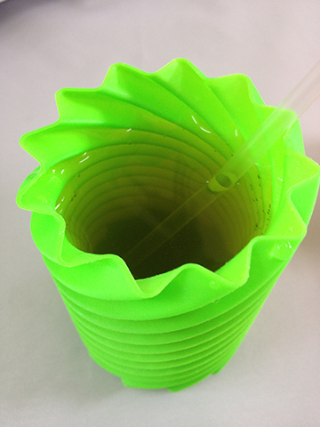CST-3D Printer使用0.05mm堆疊列印密合效果這麼強，裝飲料不漏還會透光.... 