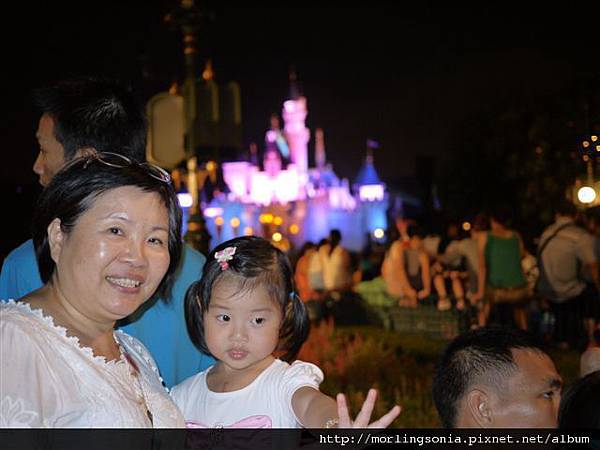 100822 (135) 夜晚的 Disney.JPG