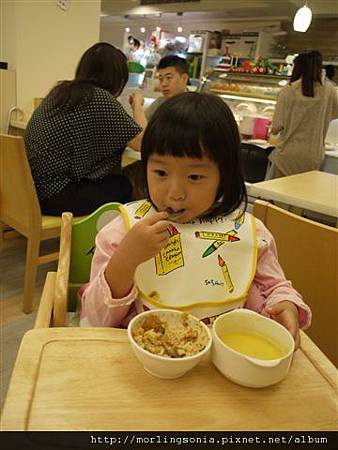 110827 (037) 乖乖吃飯.JPG