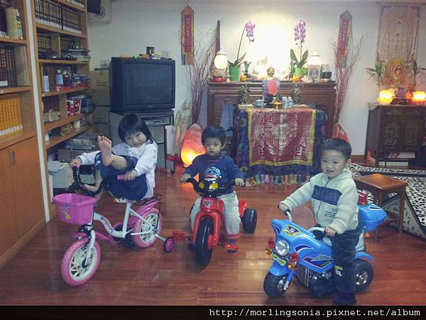 120207 (1) 三個小孩騎車.jpg