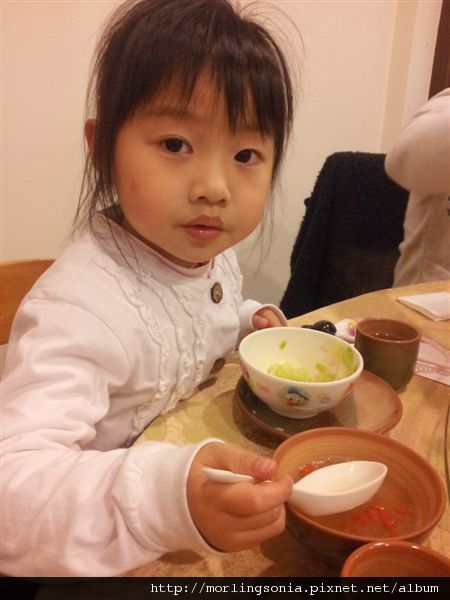 120310 (1) 認真吃飯的 Tinnie.jpg