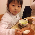 120310 (1) 認真吃飯的 Tinnie.jpg