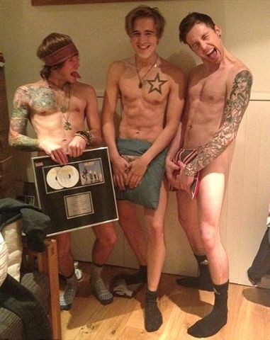 news-media-images-article-32492-mcfly-naked-picture-tweeted.jpg