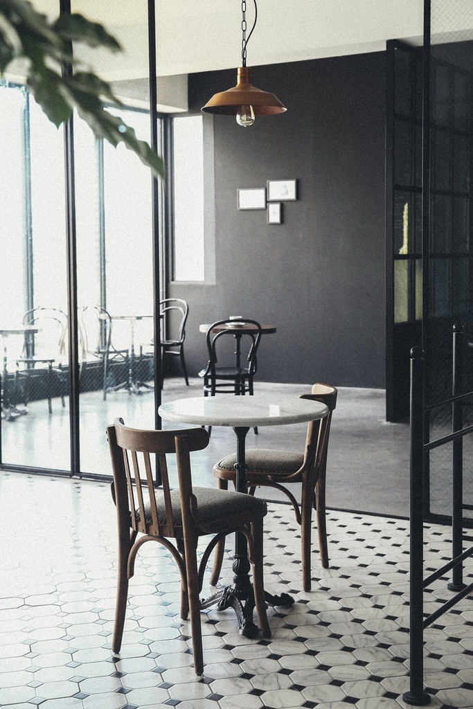 在台北攝影棚租借相當常見!!每間攝影棚也都相當有特色  在ME 台北攝影棚成立到現在,已經創造了許多的CF廣告拍攝 超過100組以上的自助婚紗新人的拍攝 也有熱門的的微電影在此取景唷!! Motion Extensity  也結合了知名的古董傢俱商56Deco在大台北地區利用了  拍攝CF廣告  網拍商用  自助婚紗都不可獲缺的自然光線