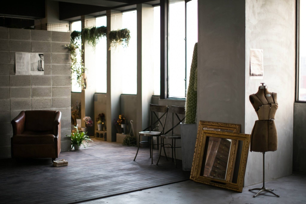 今天棚裡又來了位很討喜的藝人,鬼鬼!!   謝謝她把Motion Extensity 當作自已家 玩的很開心,也讓ME的氣氛high到不行  她還現場來了一段直播  想感受一下開心氣氛的朋友可以看一下喔!!點我點我 但今天還是要先介紹下一個台北婚紗攝影棚景  M6 灰牆  這也是ME 攝影棚的相當有復古味道的一個空間 這次的照片很多喔!!!  因為傢俱擺設一下,風格又大大的不同  可以多參考喔!!!   這個景也是line TV 同樂會 裡面的其中一個臥客喔!!!