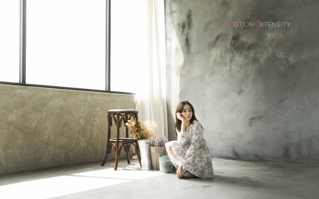 今天棚裡又來了位很討喜的藝人,鬼鬼!!   謝謝她把Motion Extensity 當作自已家 玩的很開心,也讓ME的氣氛high到不行  她還現場來了一段直播  想感受一下開心氣氛的朋友可以看一下喔!!點我點我 但今天還是要先介紹下一個台北婚紗攝影棚景  M6 灰牆  這也是ME 攝影棚的相當有復古味道的一個空間 這次的照片很多喔!!!  因為傢俱擺設一下,風格又大大的不同  可以多參考喔!!!   這個景也是line TV 同樂會 裡面的其中一個臥客喔!!!