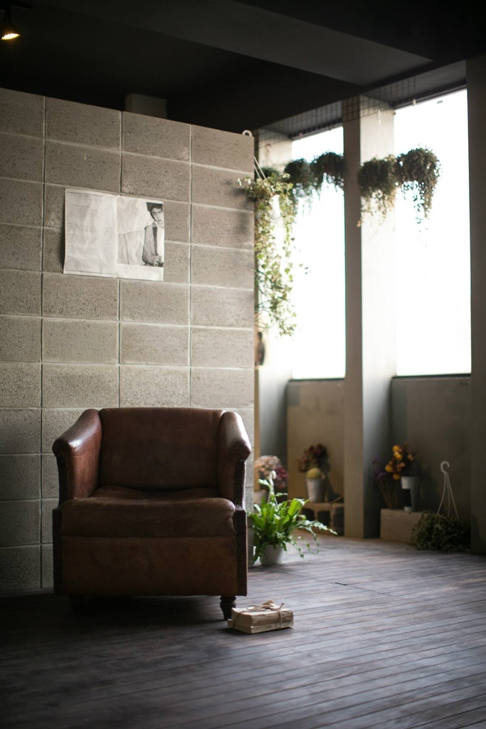 今天棚裡又來了位很討喜的藝人,鬼鬼!!   謝謝她把Motion Extensity 當作自已家 玩的很開心,也讓ME的氣氛high到不行  她還現場來了一段直播  想感受一下開心氣氛的朋友可以看一下喔!!點我點我 但今天還是要先介紹下一個台北婚紗攝影棚景  M6 灰牆  這也是ME 攝影棚的相當有復古味道的一個空間 這次的照片很多喔!!!  因為傢俱擺設一下,風格又大大的不同  可以多參考喔!!!   這個景也是line TV 同樂會 裡面的其中一個臥客喔!!!