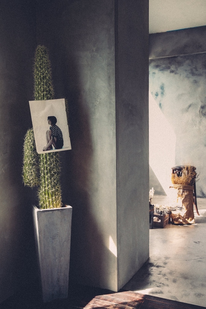 今天棚裡又來了位很討喜的藝人,鬼鬼!! 謝謝她把Motion Extensity 當作自已家 玩的很開心,也讓ME的氣氛high到不行 她還現場來了一段直播 想感受一下開心氣氛的朋友可以看一下喔!!點我點我 但今天還是要先介紹下一個台北婚紗攝影棚景 M6 灰牆 這也是ME 攝影棚的相當有復古味道的一個空間 這次的照片很多喔!!! 因為傢俱擺設一下,風格又大大的不同 可以多參考喔!!! 這個景也是line TV 同樂會 裡面的其中一個臥客喔!!! 今天棚裡又來了位很討喜的藝人,鬼鬼!! 謝謝她把Motion Extensity 當作自已家 玩的很開心,也讓ME的氣氛high到不行 她還現場來了一段直播 想感受一下開心氣氛的朋友可以看一下喔!!點我點我 但今天還是要先介紹下一個台北婚紗攝影棚景 M6 灰牆 這也是ME 攝影棚的相當有復古味道的一個空間 這次的照片很多喔!!! 因為傢俱擺設一下,風格又大大的不同 可以多參考喔!!! 這個景也是line TV 同樂會 裡面的其中一個臥客喔!!!