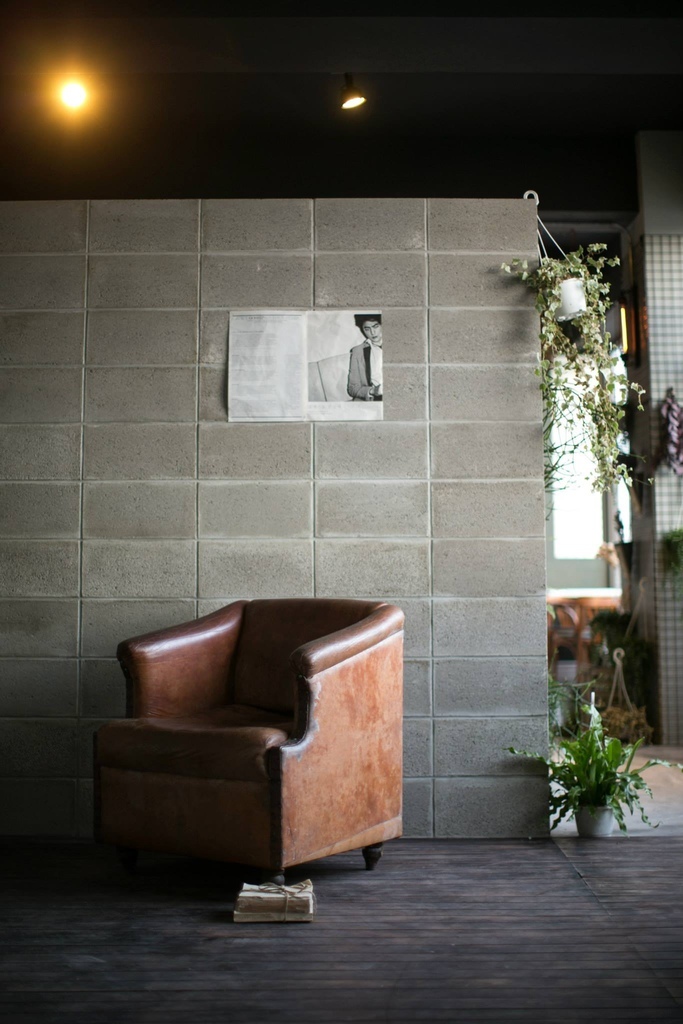 今天棚裡又來了位很討喜的藝人,鬼鬼!!   謝謝她把Motion Extensity 當作自已家 玩的很開心,也讓ME的氣氛high到不行  她還現場來了一段直播  想感受一下開心氣氛的朋友可以看一下喔!!點我點我 但今天還是要先介紹下一個台北婚紗攝影棚景  M6 灰牆  這也是ME 攝影棚的相當有復古味道的一個空間 這次的照片很多喔!!!  因為傢俱擺設一下,風格又大大的不同  可以多參考喔!!!   這個景也是line TV 同樂會 裡面的其中一個臥客喔!!!