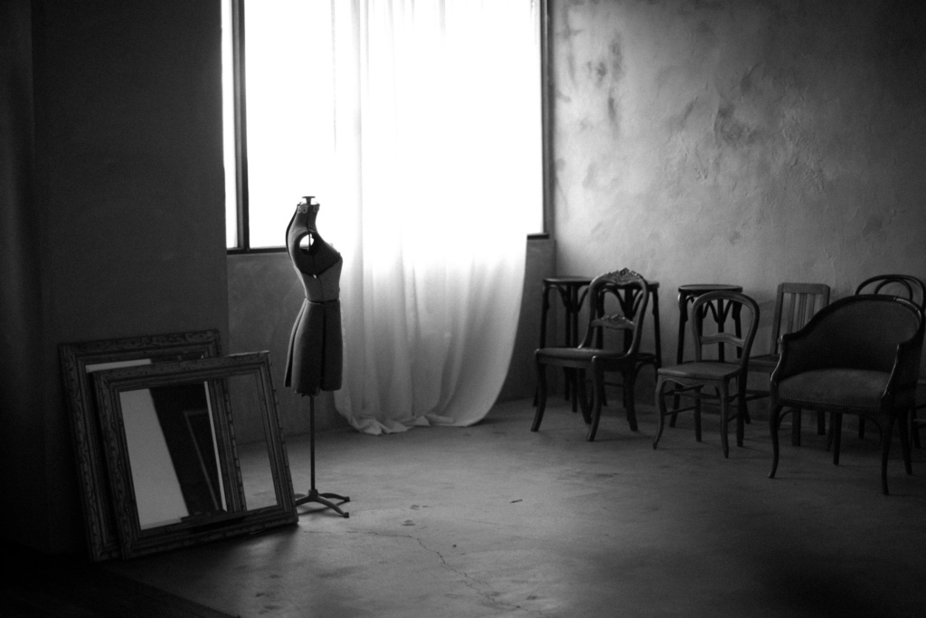 今天棚裡又來了位很討喜的藝人,鬼鬼!!   謝謝她把Motion Extensity 當作自已家 玩的很開心,也讓ME的氣氛high到不行  她還現場來了一段直播  想感受一下開心氣氛的朋友可以看一下喔!!點我點我 但今天還是要先介紹下一個台北婚紗攝影棚景  M6 灰牆  這也是ME 攝影棚的相當有復古味道的一個空間 這次的照片很多喔!!!  因為傢俱擺設一下,風格又大大的不同  可以多參考喔!!!   這個景也是line TV 同樂會 裡面的其中一個臥客喔!!!