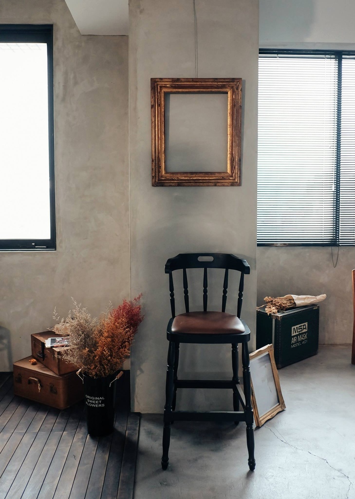 今天棚裡又來了位很討喜的藝人,鬼鬼!!   謝謝她把Motion Extensity 當作自已家 玩的很開心,也讓ME的氣氛high到不行  她還現場來了一段直播  想感受一下開心氣氛的朋友可以看一下喔!!點我點我 但今天還是要先介紹下一個台北婚紗攝影棚景  M6 灰牆  這也是ME 攝影棚的相當有復古味道的一個空間 這次的照片很多喔!!!  因為傢俱擺設一下,風格又大大的不同  可以多參考喔!!!   這個景也是line TV 同樂會 裡面的其中一個臥客喔!!!