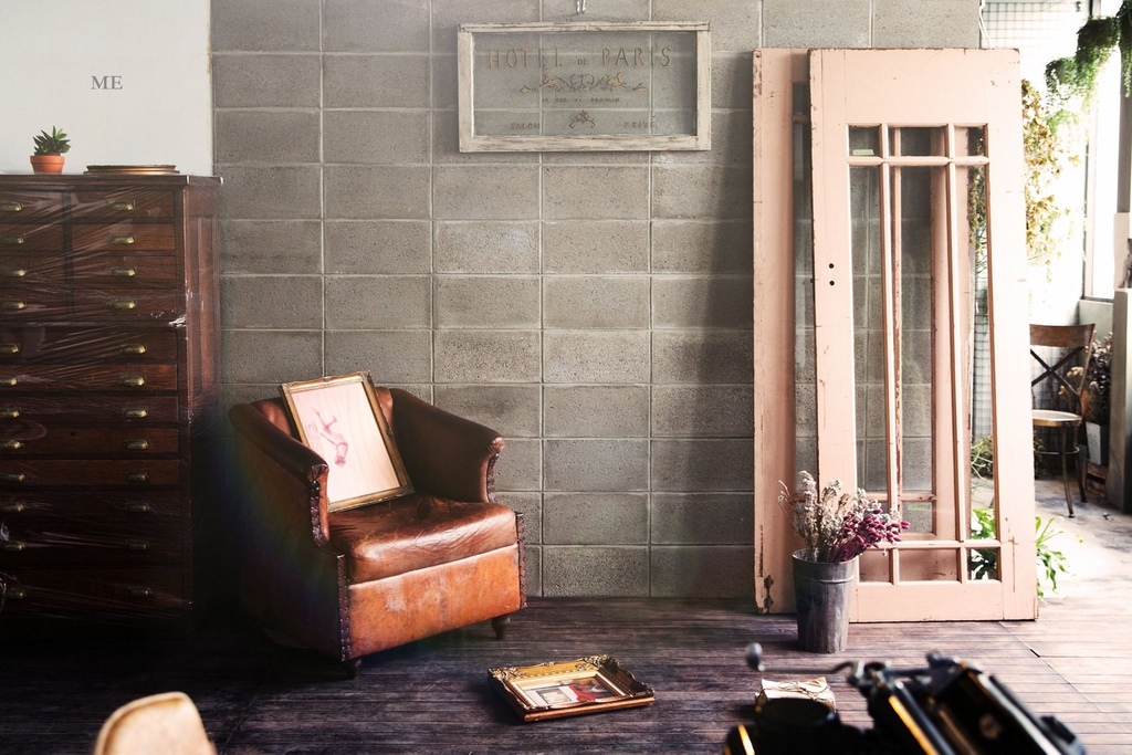 今天棚裡又來了位很討喜的藝人,鬼鬼!!   謝謝她把Motion Extensity 當作自已家 玩的很開心,也讓ME的氣氛high到不行  她還現場來了一段直播  想感受一下開心氣氛的朋友可以看一下喔!!點我點我 但今天還是要先介紹下一個台北婚紗攝影棚景  M6 灰牆  這也是ME 攝影棚的相當有復古味道的一個空間 這次的照片很多喔!!!  因為傢俱擺設一下,風格又大大的不同  可以多參考喔!!!   這個景也是line TV 同樂會 裡面的其中一個臥客喔!!!