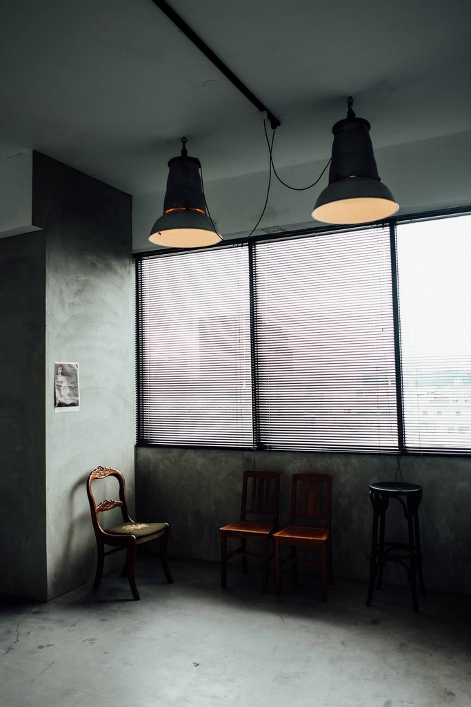 今天棚裡又來了位很討喜的藝人,鬼鬼!!   謝謝她把Motion Extensity 當作自已家 玩的很開心,也讓ME的氣氛high到不行  她還現場來了一段直播  想感受一下開心氣氛的朋友可以看一下喔!!點我點我 但今天還是要先介紹下一個台北婚紗攝影棚景  M6 灰牆  這也是ME 攝影棚的相當有復古味道的一個空間 這次的照片很多喔!!!  因為傢俱擺設一下,風格又大大的不同  可以多參考喔!!!   這個景也是line TV 同樂會 裡面的其中一個臥客喔!!!