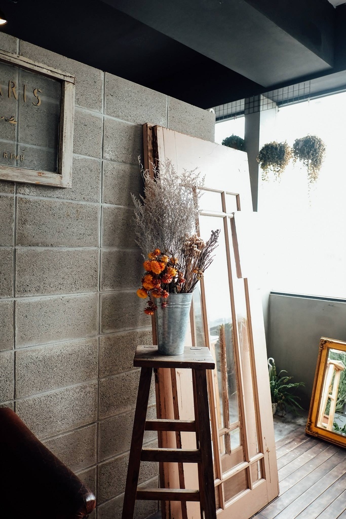 今天棚裡又來了位很討喜的藝人,鬼鬼!! 謝謝她把Motion Extensity 當作自已家 玩的很開心,也讓ME的氣氛high到不行 她還現場來了一段直播 想感受一下開心氣氛的朋友可以看一下喔!!點我點我 但今天還是要先介紹下一個台北婚紗攝影棚景 M6 灰牆 這也是ME 攝影棚的相當有復古味道的一個空間 這次的照片很多喔!!! 因為傢俱擺設一下,風格又大大的不同 可以多參考喔!!! 這個景也是line TV 同樂會 裡面的其中一個臥客喔!!! 今天棚裡又來了位很討喜的藝人,鬼鬼!! 謝謝她把Motion Extensity 當作自已家 玩的很開心,也讓ME的氣氛high到不行 她還現場來了一段直播 想感受一下開心氣氛的朋友可以看一下喔!!點我點我 但今天還是要先介紹下一個台北婚紗攝影棚景 M6 灰牆 這也是ME 攝影棚的相當有復古味道的一個空間 這次的照片很多喔!!! 因為傢俱擺設一下,風格又大大的不同 可以多參考喔!!! 這個景也是line TV 同樂會 裡面的其中一個臥客喔!!!