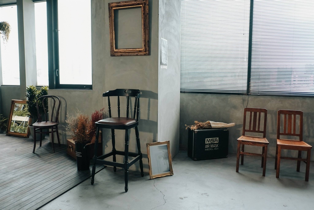 今天棚裡又來了位很討喜的藝人,鬼鬼!!   謝謝她把Motion Extensity 當作自已家 玩的很開心,也讓ME的氣氛high到不行  她還現場來了一段直播  想感受一下開心氣氛的朋友可以看一下喔!!點我點我 但今天還是要先介紹下一個台北婚紗攝影棚景  M6 灰牆  這也是ME 攝影棚的相當有復古味道的一個空間 這次的照片很多喔!!!  因為傢俱擺設一下,風格又大大的不同  可以多參考喔!!!   這個景也是line TV 同樂會 裡面的其中一個臥客喔!!!